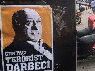 Bu posterler kentin dört bir yanına asıldı