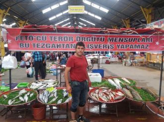 Pazarcı esnafından FETÖ’ye pankartlı tepki