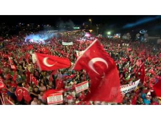 Binlerden Boğaziçi Köprüsü’nde demokrasi nöbeti