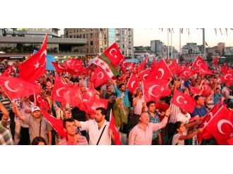 İstanbullular yine meydanlarda