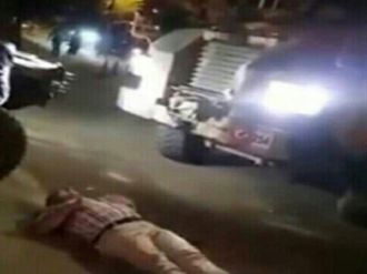 Hiç düşünmeden zırhlı araçların önüne yattı