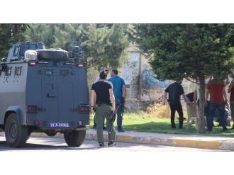 Diyarbakır’da motosikletli teröristler polise ateş açtı