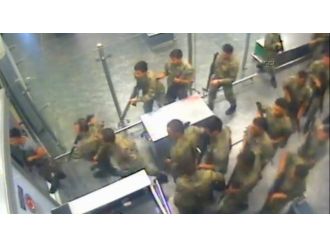 Atatürk Havalimanı’nı basan darbeci askerler kamerada