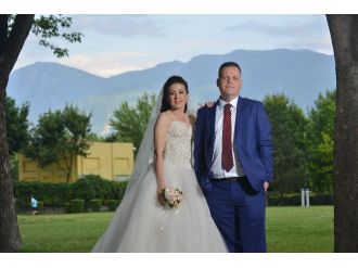 Damat darbeye takıldı, gelin tek başına oynadı