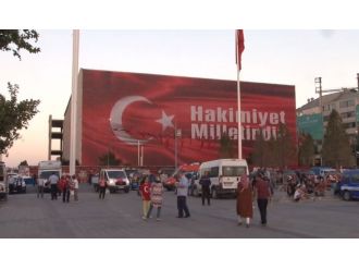 AKM binasına dev pankart