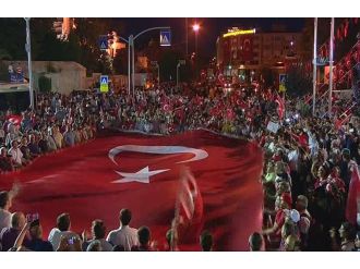 İstanbul’da demokrasi nöbeti sürüyor