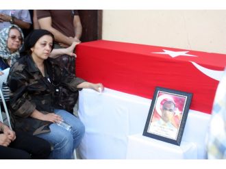 Şehit eşinin üniformasını giydi