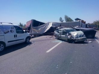 Lastiği patlayan TIR 2 araca çarptı: 7 yaralı