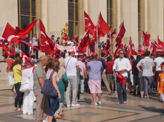 Paris’te Türklerden FETÖ karşıtı gösteri