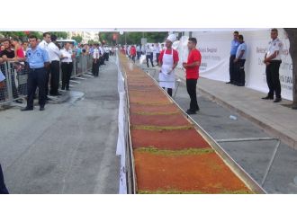 77. yıl için 77 metre künefe