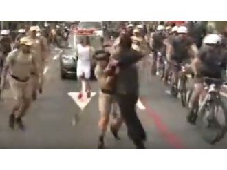 Olimpiyat meşalesini kapmaya çalıştı!