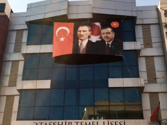 FETÖ tabelaları indirildi, Atatürk ve Erdoğan’ın resimleri asıldı