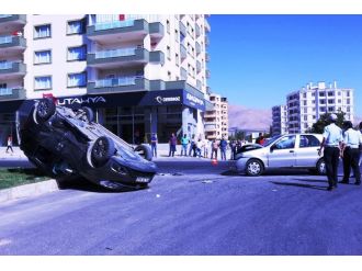 Otomobiller kafa kafaya çarpıştı: 6 yaralı