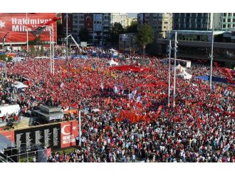 Yüz binler Taksim Meydanı’nda buluştu