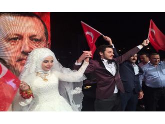 Nikah masasından kalkıp demokrasi nöbetine katıldılar