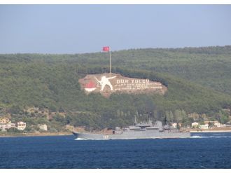 Rus savaş gemisi Boğaz’dan geçti