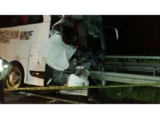 Yolcu otobüsü bariyerlere çarptı: 1 ölü, 20 yaralı