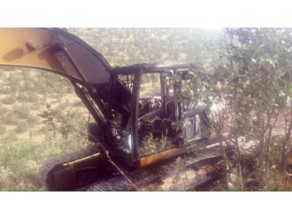 Teröristler iş makinalarını yaktı