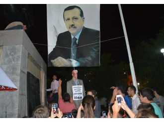 Erdoğan’ın posteri altında Gülen’in maketini idam ettiler