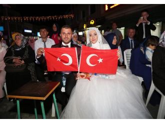 Yeni evlenen çift demokrasi nöbetinde