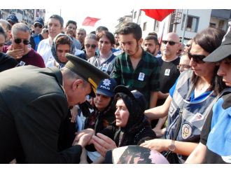 Şehit annesinin elini öpmüştü