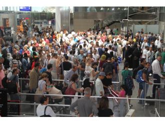 Yeşil ve gri pasaport geçişleri aksamadan devam ediyor