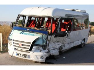 Virajı alamayan sürücü karşı şeride geçti: 15 yaralı