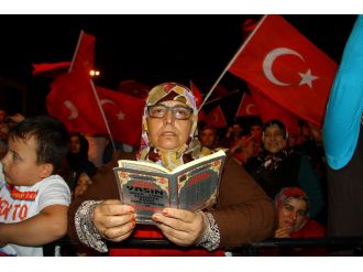 Yaşlı kadından Gülen’e “Erkeksen Türkiye’ye gel” çağrısı