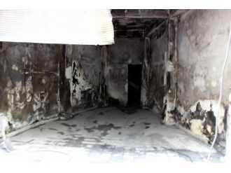 Sigara izmariti 4 katlı iş yerini kül etti