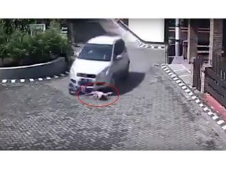 İnanılmaz kurtuluş: Çocuk aracın altından sağ çıktı!