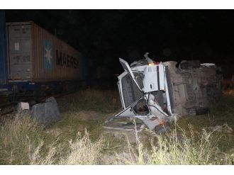 Hemzemin geçitte feci kaza: 3 ölü, 13 yaralı