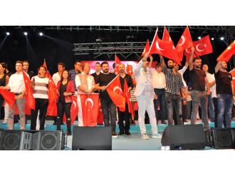 Sanatçılardan demokrasi nöbetine tam destek