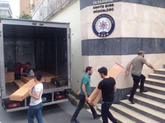 Darbecilerin bir kamyon dolusu mühimmatı görüntülendi