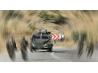 Askeri aracın geçişi sırasında patlama