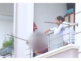 Babasının elinden balkondan atlayarak kurtuldu