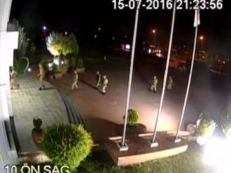 Darbecilerin AKOM’a yaptığı baskın kamerada