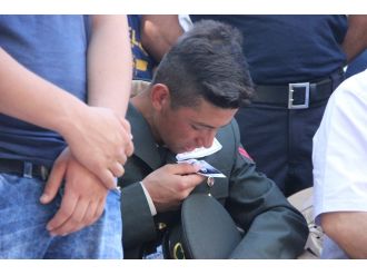 Ağabeyinin fotoğrafını öptü