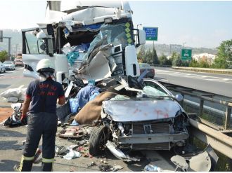 TIR’lar otomobili presledi: 1 ölü, 7 yaralı