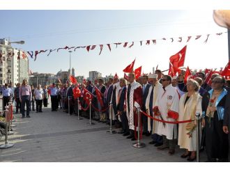 Darbe karşıtı akademisyenler Taksim Meydanındaydı