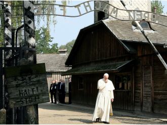 Papa Nazi kampını ziyaret etti