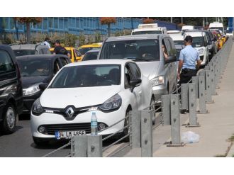 Atatürk Havalimanı girişinde araç yoğunluğu