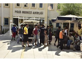 51 kaçak göçmen denizin ortasında yakalandı