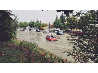 Eskişehir’de sağanak yağış trafiği felç etti