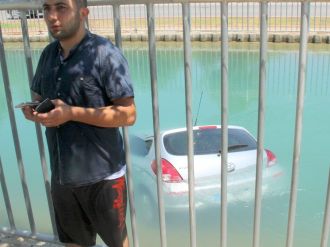 Suya gömülen araçtan kendi imkanlarıyla kurtuldu