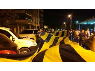Fenerbahçe taraftarından demokrasi nöbetine destek