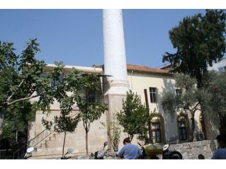 Caminin bağış kutusundan 1 dolar çıktı