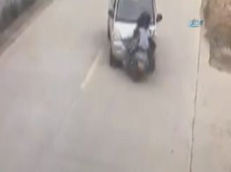 Minibüsle motosiklet kafa kafaya böyle çarpıştı