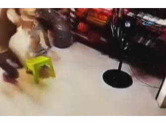 Aracın altında kalan bebek sağ kurtuldu !