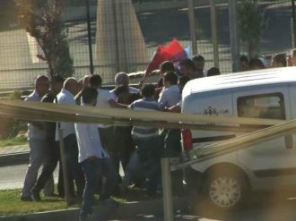 Herkes yerde yatan adamı tekmeledi!