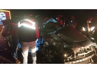 TIR otomobili biçti: 4 ölü